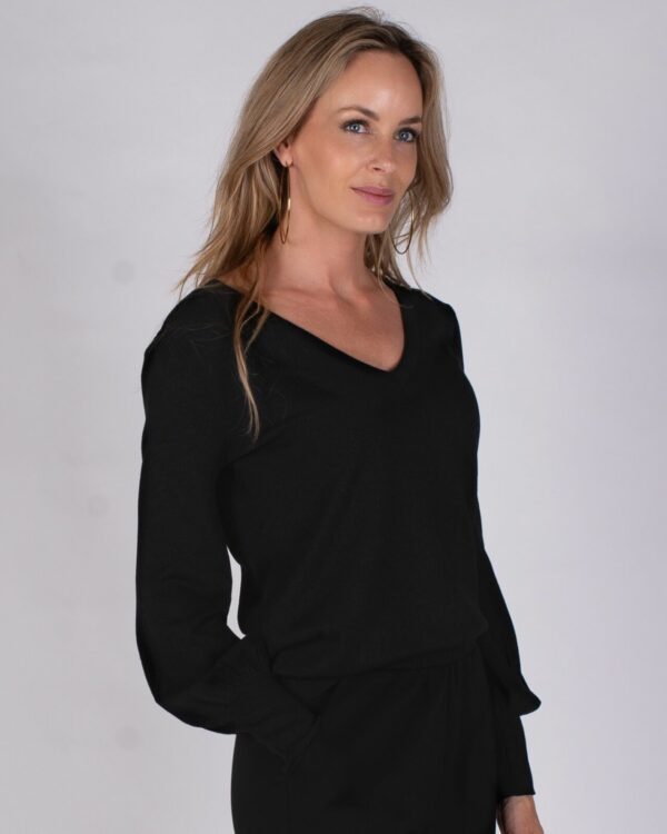 Dames V Neck trui black in viscose lurex met lange pofmouw – SPLIT - The Clothed Premium Basics