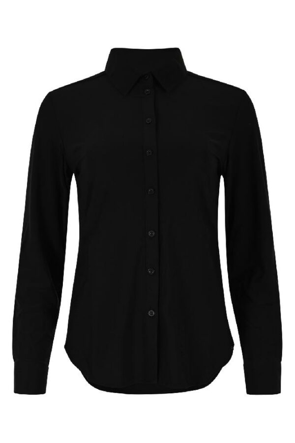 De Garbi blouse van het merk Maicazz is een veelzijdige en elegante keuze voor elke gelegenheid. Gemaakt van hoogwaardige travel full stretch kwaliteit, biedt deze blouse niet alleen een perfecte pasvorm, maar ook het comfort en de flexibiliteit die je nodig hebt gedurende de dag.